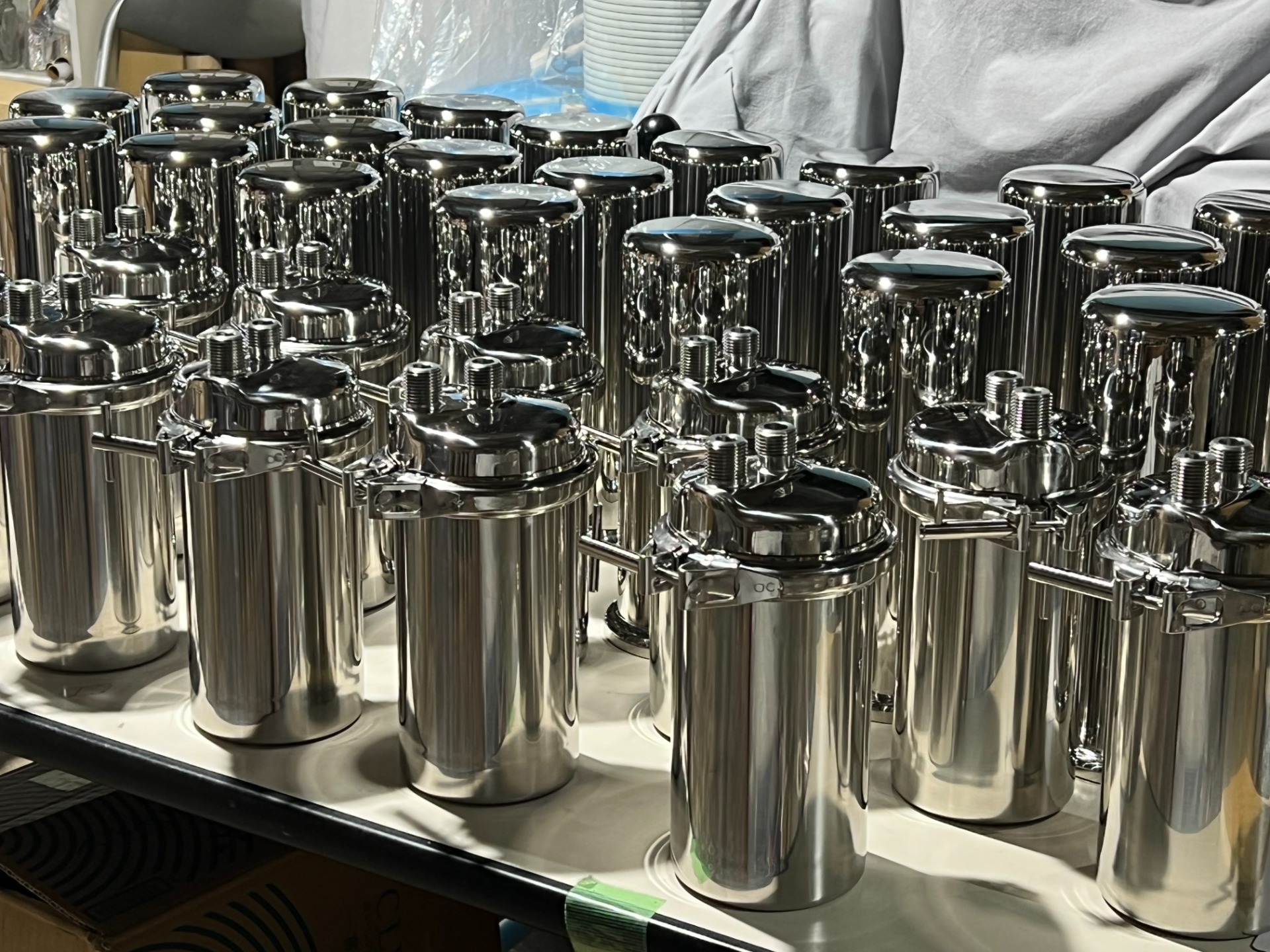 製造現場に並ぶステンレス製の浄水器本体